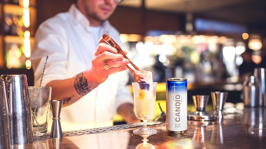 Soda water as an essential element in professional cocktail recipes